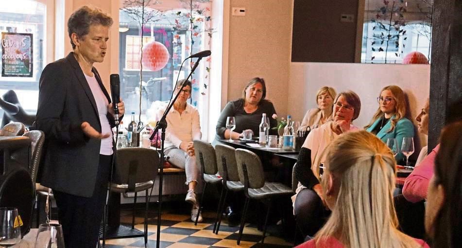 Zu Gast bei „Ladies Voice“: Dr. Lydia Hüskens (mit Mikro), Ministerin für Infrastruktur und Digitales aus Sachsen-Anhalt. Foto: Bertermann