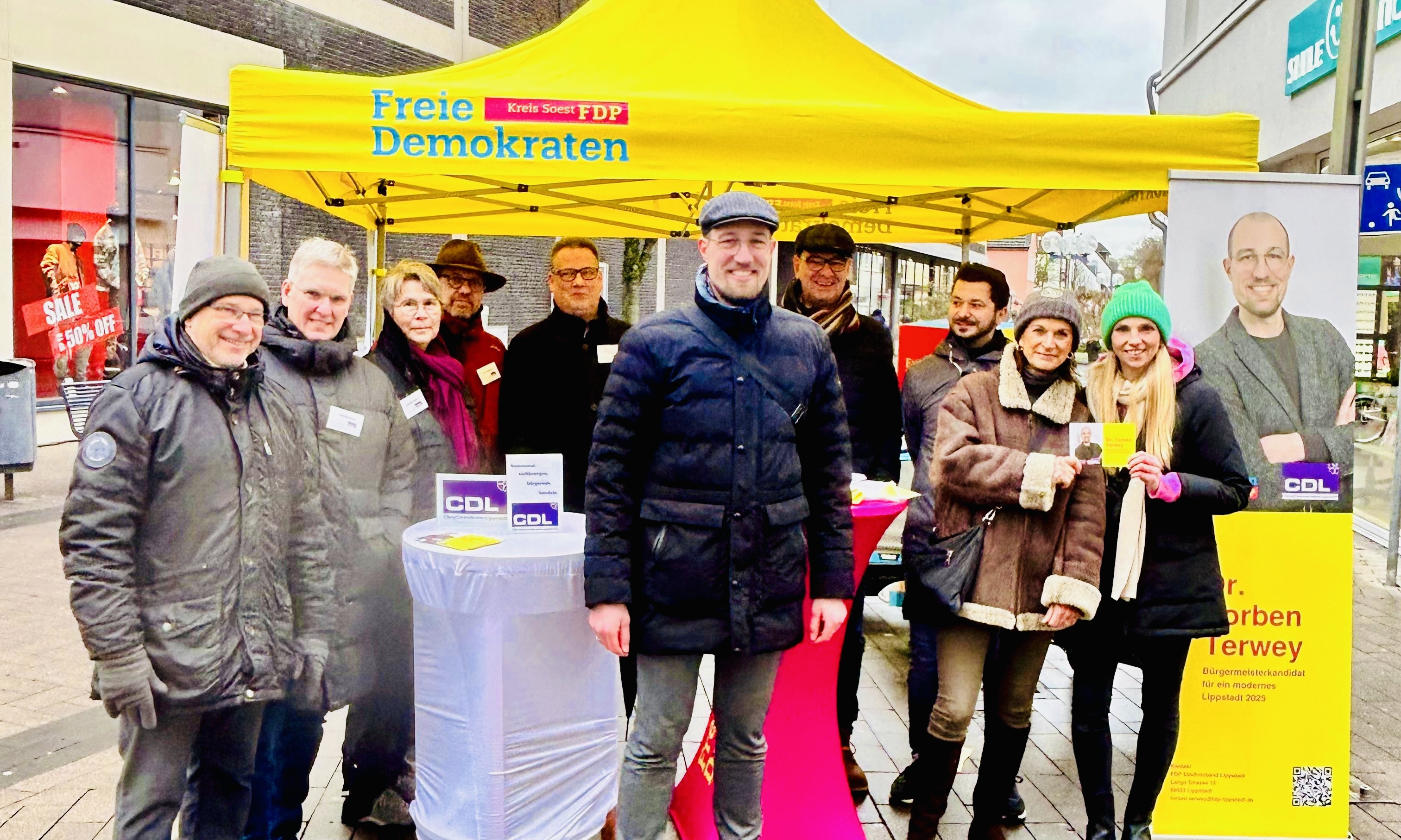 Dr. Torben Terwey mit seinem FDP/CDL-Team auf dem Wahlkampfstand in Lippstadt