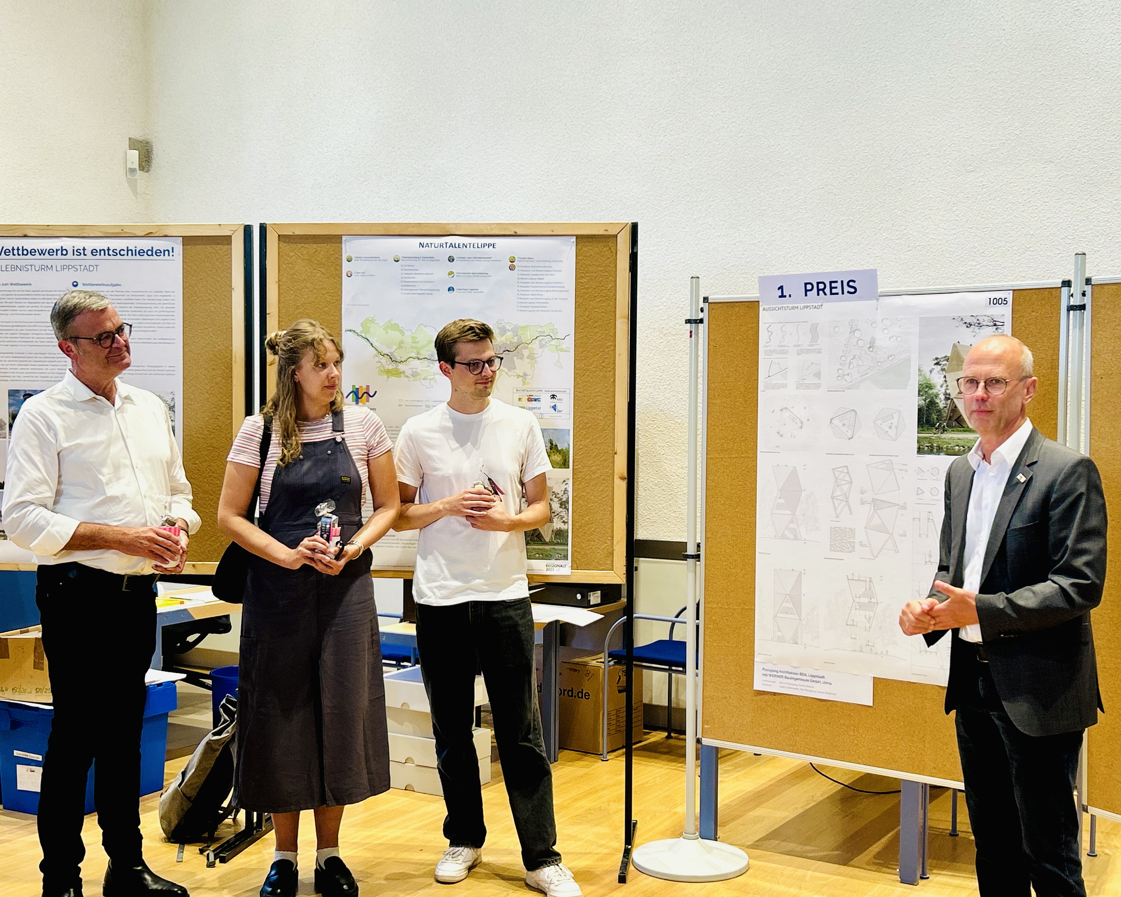 Gewinner Bernd Passgang, Sohn Max, Malin Osterheider und Heinrich Horstmann, Fachbereichsleiter Stadtentwicklung und Bauen 