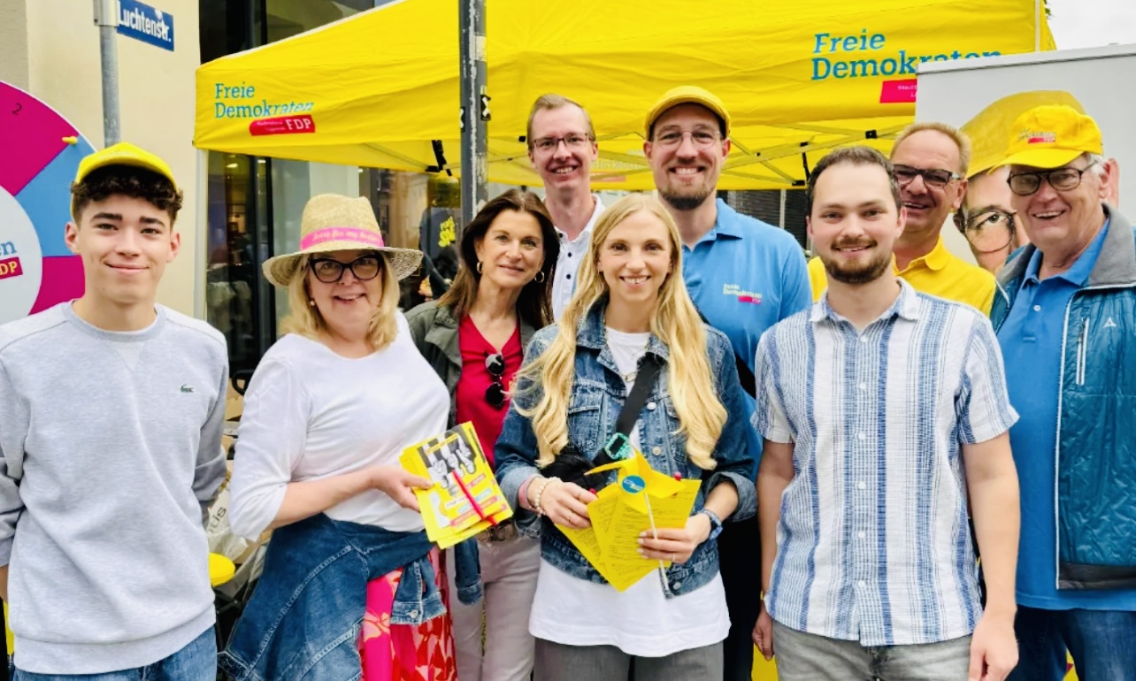 FDP - Truppe aus Lippstadt mit dem Kreisvorsitzenden Fabian Griewel (2.v.r. vorn)