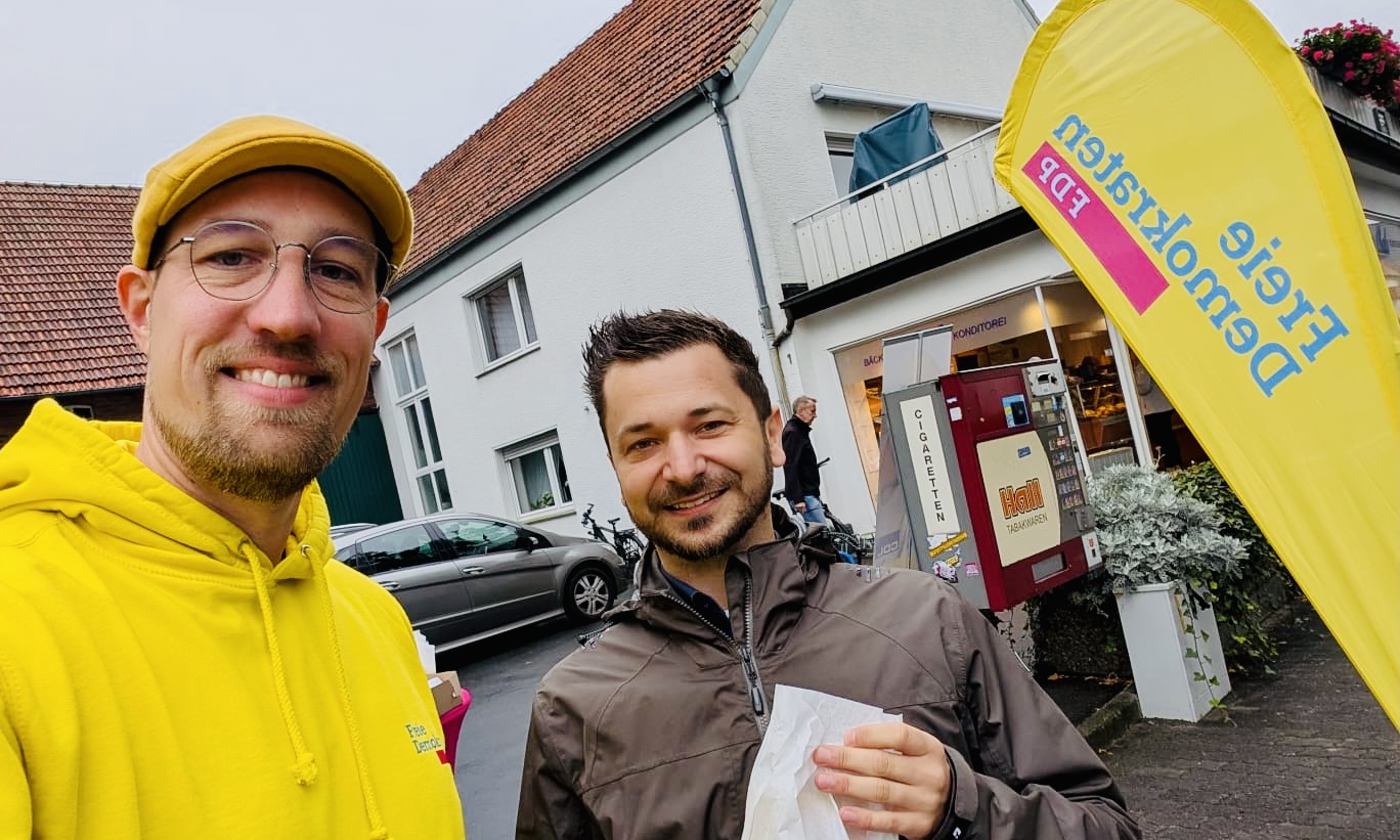 FDP aktiv: Bürgermeisterkandidat Torben Terwey (r.), Kevin Mitas (Wahlkreis Dedinghausen)