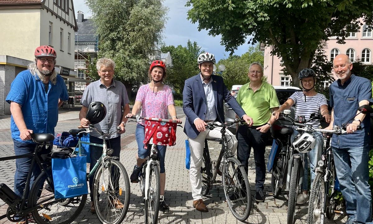 Foto v.l.: Michael Bruns (die Linke), Dieter Marche + Jana de Vidts (BG), BM Alexander Tschense, Jens Bomke von der FDP und Michael Tröger (Stadtverwaltung)