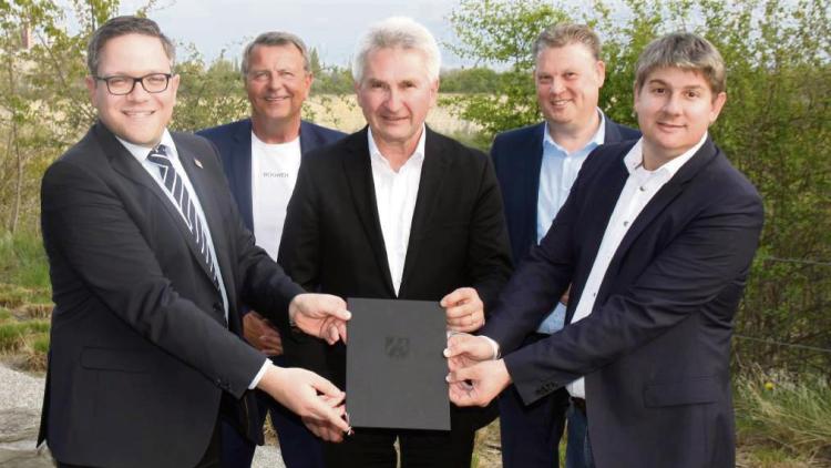 Erwittes Bürgermeister Hendrik Henneböhl, Christof Rasche, Wirtschaftsminister Andreas Pinkwart, Jörg Blöming und Gesekes Bürgermeister Remco van der Velden