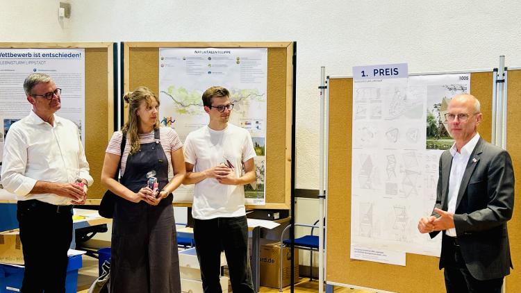 Gewinner Bernd Passgang, Sohn Max, Malin Osterheider und Heinrich Horstmann, Fachbereichsleiter Stadtentwicklung und Bauen 