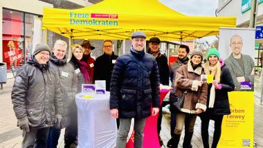 Dr. Torben Terwey mit seinem FDP/CDL-Team auf dem Wahlkampfstand in Lippstadt