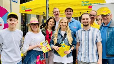FDP - Truppe aus Lippstadt mit dem Kreisvorsitzenden Fabian Griewel (2.v.r. vorn)