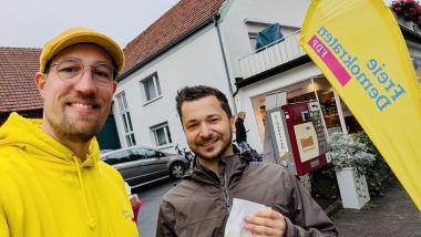 FDP aktiv: Bürgermeisterkandidat Torben Terwey (r.), Kevin Mitas (Wahlkreis Dedinghausen)